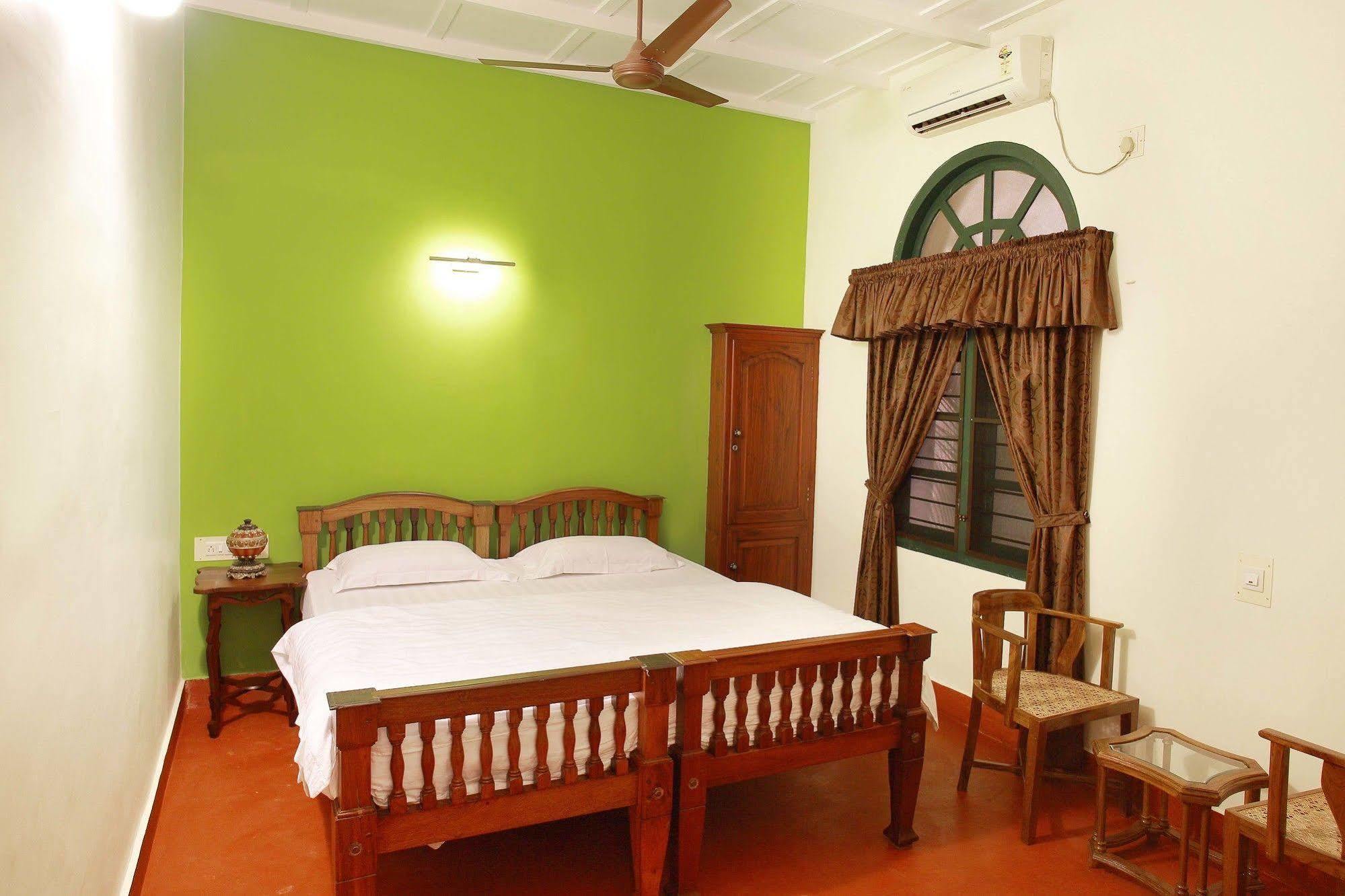 Elphinstone Residency Bed & Breakfast Kochi Exterior photo