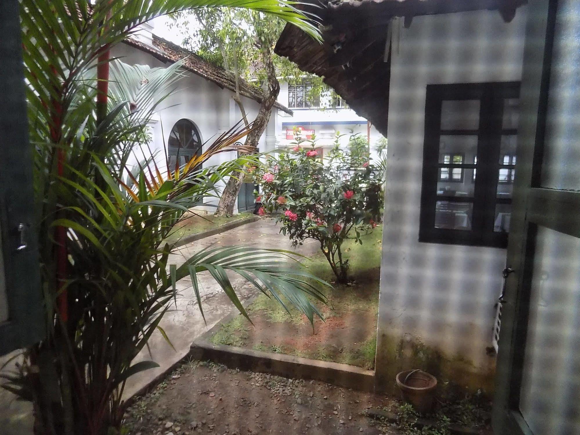 Elphinstone Residency Bed & Breakfast Kochi Exterior photo